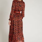 Langes Kleid mit rotem Blumenmuster auf schwarzem Grund, mit feinen Lurex-Streifen
