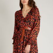 Kleid mit schwarzem und rotem Laubmuster