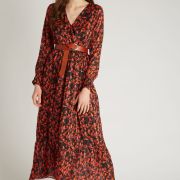 Langes Kleid mit rotem Blumenmuster auf schwarzem Grund, mit feinen Lurex-Streifen