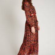 Langes Kleid mit rotem Blumenmuster auf schwarzem Grund, mit feinen Lurex-Streifen