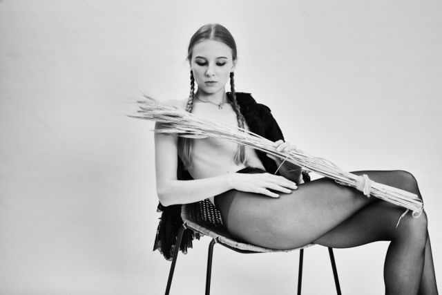 Ich mag keine Blumen V. Halb Hexe, halb Engel. Kunstfotografie. 
