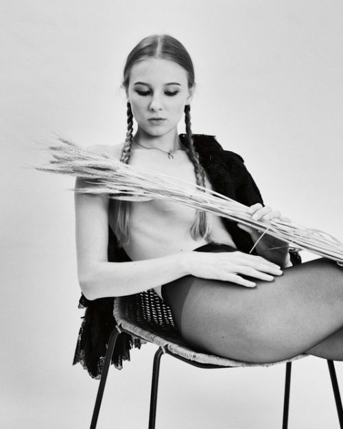 I don’t like flowers V. Half witch half angel. Fine Art Photography.