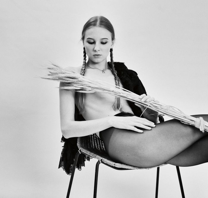 Je n&rsquo;aime pas les fleurs V. Mi-sorcière mi-ange. Photographie d&rsquo;art.