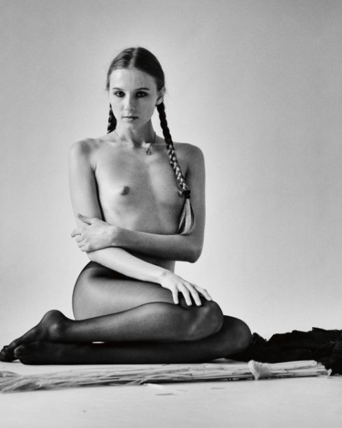 Je n’aime pas les fleurs VI.  Lingerie et épis de blé. Photographie d’art.