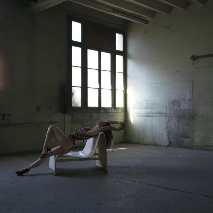 Kasten IV Beton und hohe Fenster. Kunstfotografie