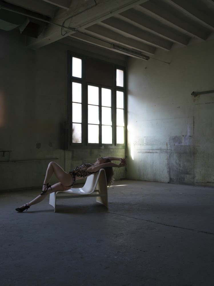 Kasten IV Beton und hohe Fenster. Kunstfotografie