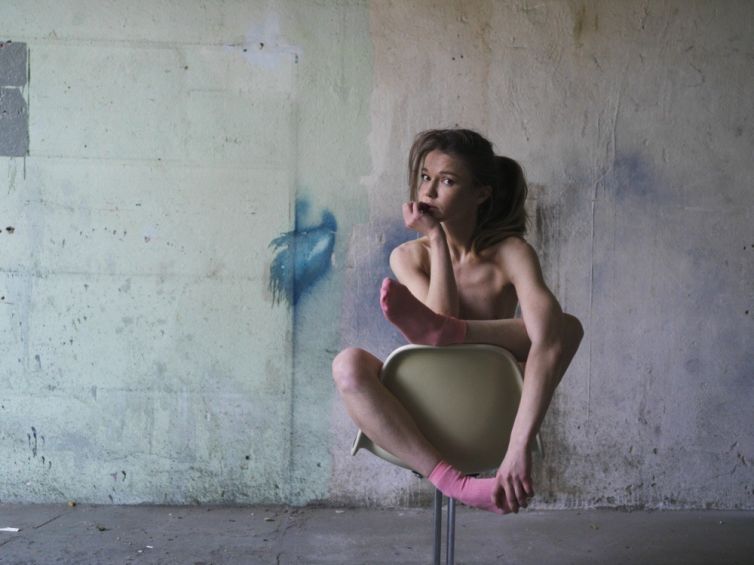 Die V. Die Wirkung von rosa Socken. Kunstfotografie.