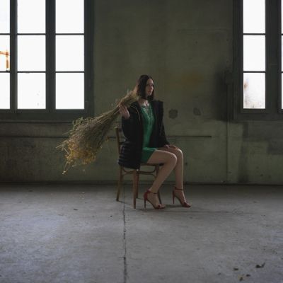 Kunstfotografie: Tote Blumen II. Ein Strauß wie eine Waffe.