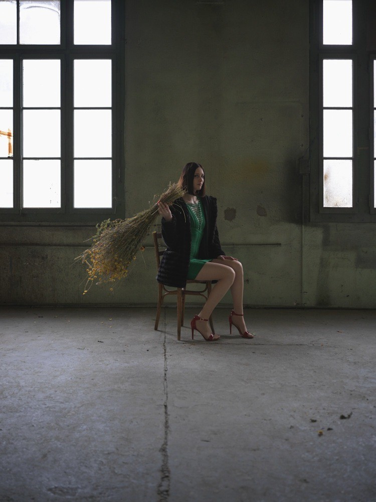 Kunstfotografie: Tote Blumen II. Ein Strauß wie eine Waffe.