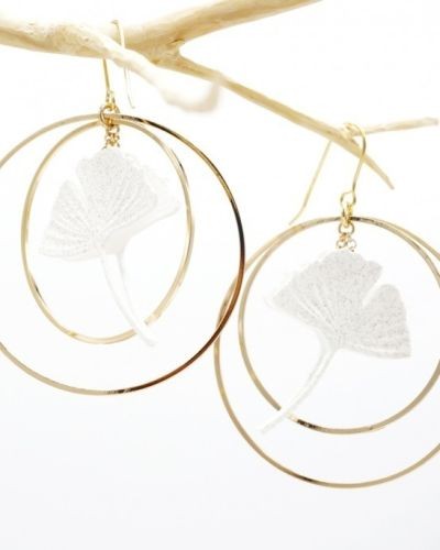 Boucles d&rsquo;oreille feuille de ginko encadrée de deux créoles dorées.