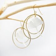 Boucle d'oreille feuille de ginko encadrée de deux créoles dorée