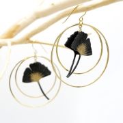Boucle d'oreille feuille de ginko encadrée de deux créoles dorée