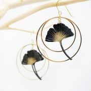 Boucle d'oreille feuille de ginko encadrée de deux créoles dorée
