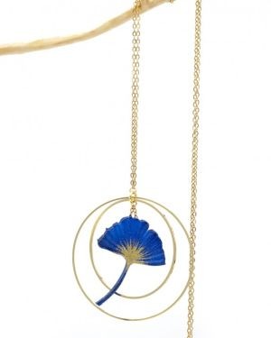 Collier sautoir avec feuille de ginkgo et créoles  dorées doubles