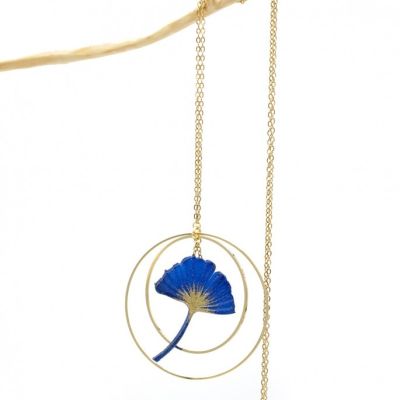 Collier sautoir avec feuille de ginkgo et créoles  dorées doubles