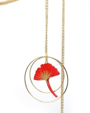 Collier sautoir avec feuille de ginkgo et créoles  dorées doubles
