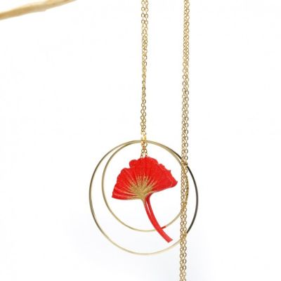 Collier sautoir avec feuille de ginkgo et créoles  dorées doubles