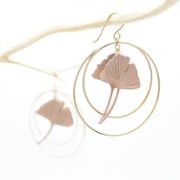 Boucle d'oreille feuille de ginko encadrée de deux créoles dorée