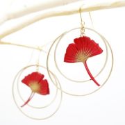 Boucle d'oreille feuille de ginko encadrée de deux créoles dorée
