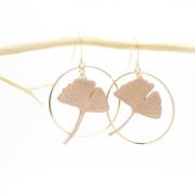 Boucle d'oreille feuille de ginko encadrée de deux créoles dorée