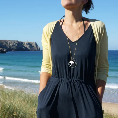 Long necklace with ginkgo leaf and double gold hoop earrings – White