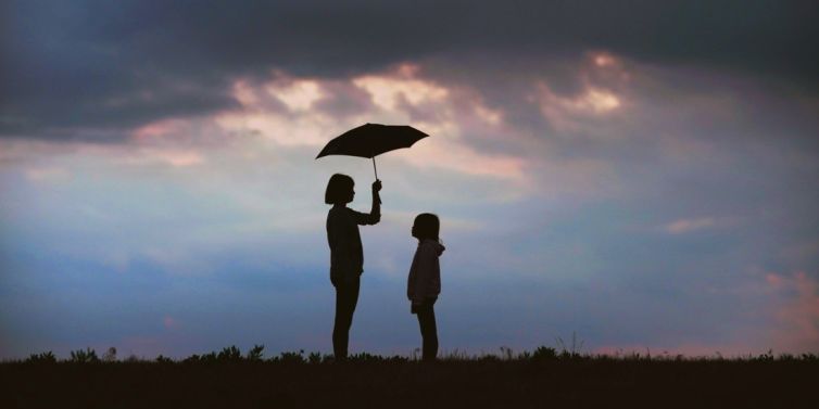 Paysage avec deux personnes, l'une tenant un parapluie