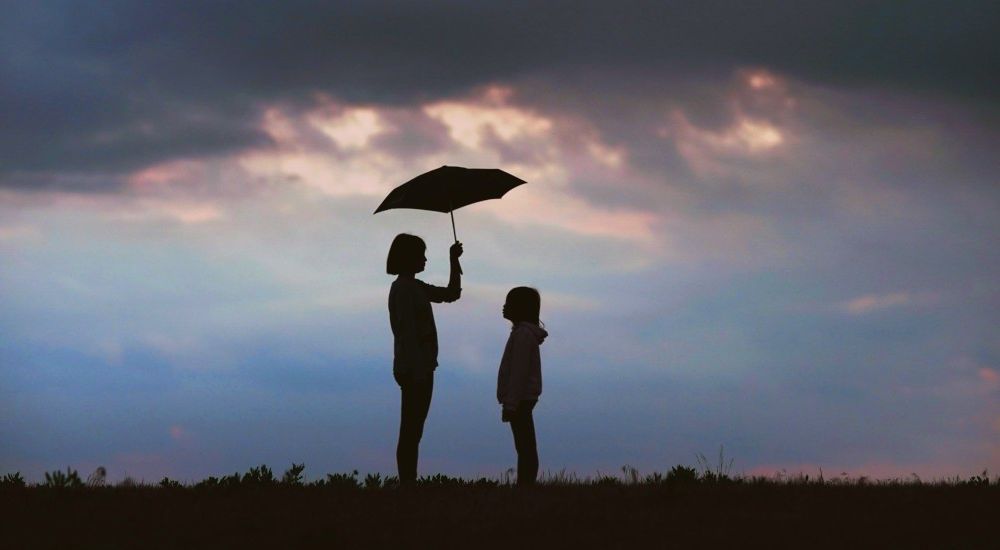 Paysage avec deux personnes, l'une tenant un parapluie