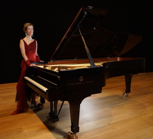 Pianiste en robe rouge
