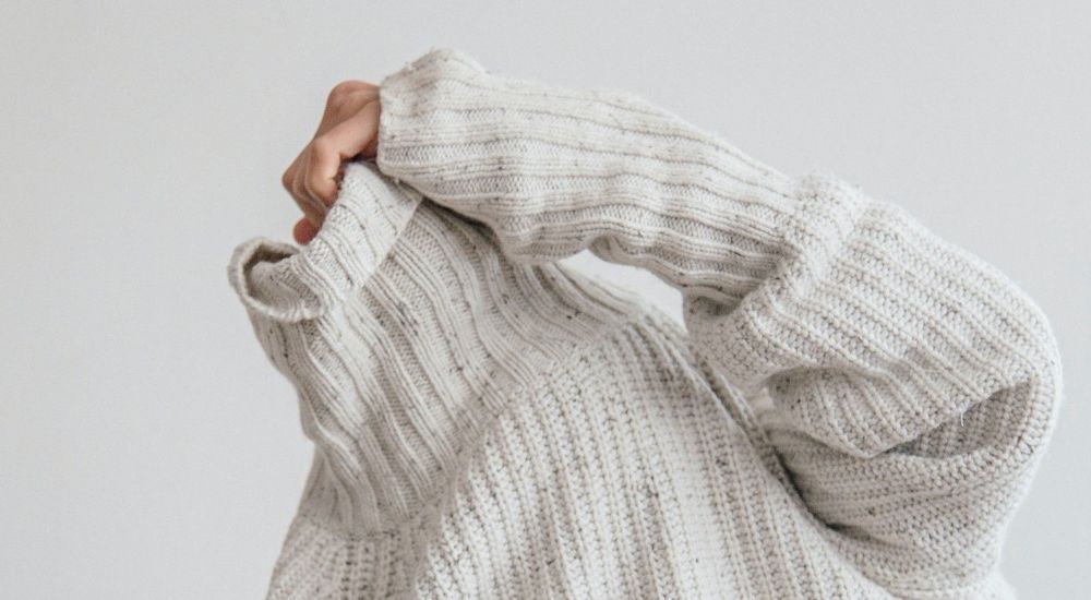 Personne retirant son pull.