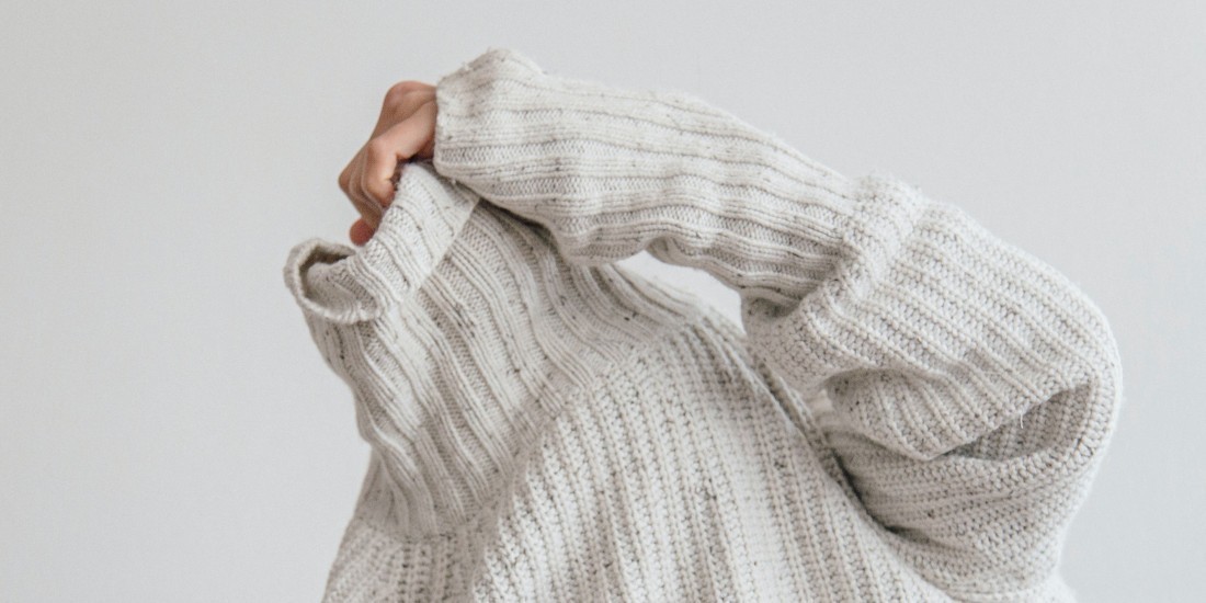 Personne retirant son pull.
