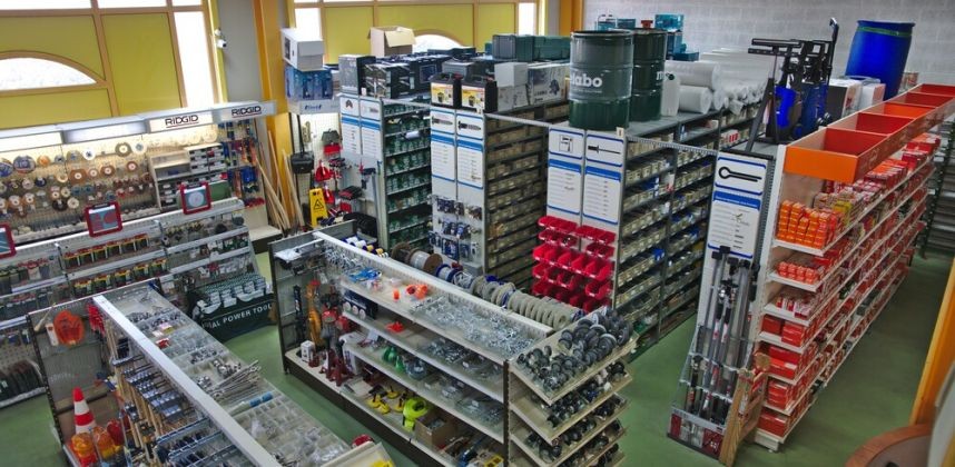 Kunde: Perillat Hardware, Foto des Personals und der Produkte vor Ort.