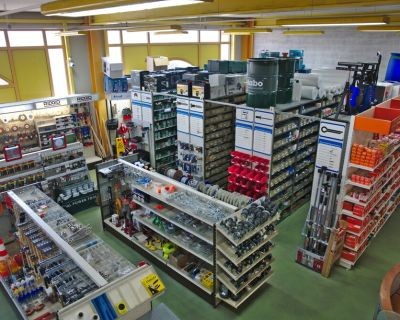 Client : Quincaillerie Perillat, photo du staff et des produits en situation.