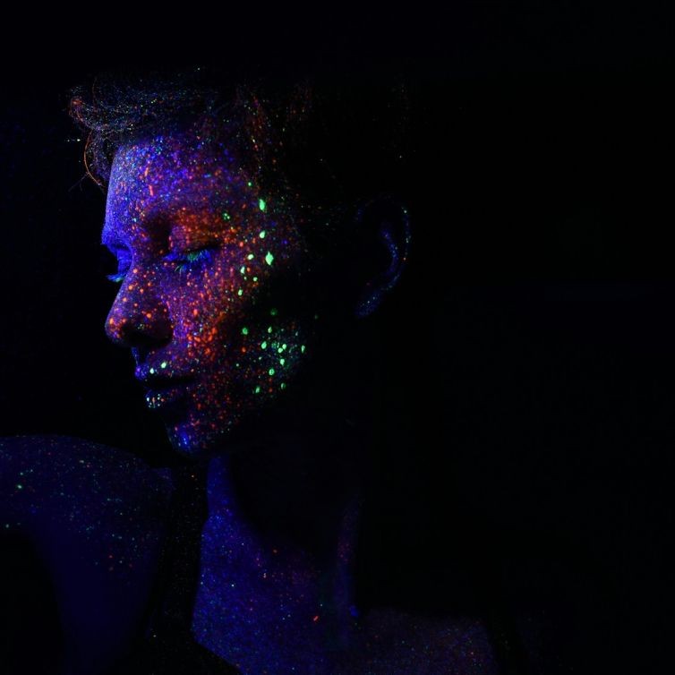 Schwarz- und Leuchtstoffröhrenlicht Fotoshooting