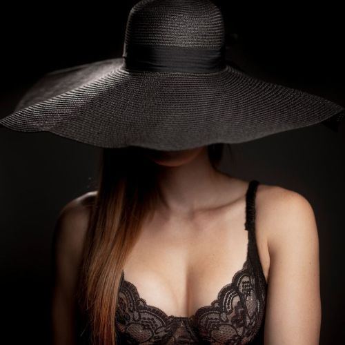 Boudoir and intimate photographer. Sublimate your beauty discreetly