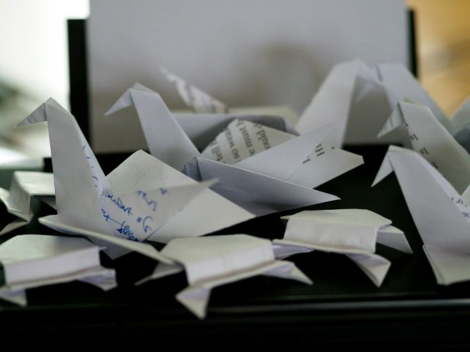 Ein Haufen Origami-Vögel