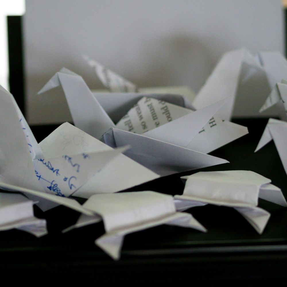 Ein Haufen Origami-Vögel