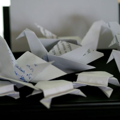 Ein Haufen Origami-Vögel