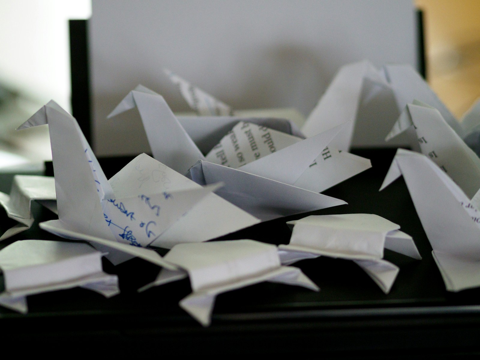 Ein Haufen Origami-Vögel