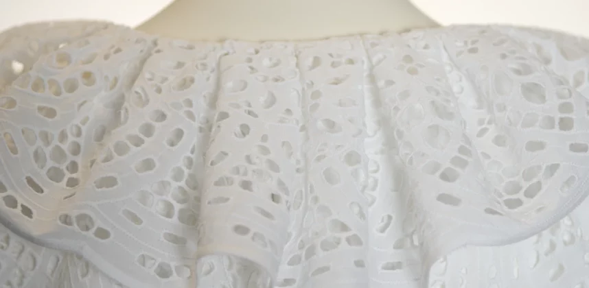 Ensemble sur-mesure en broderie anglaise