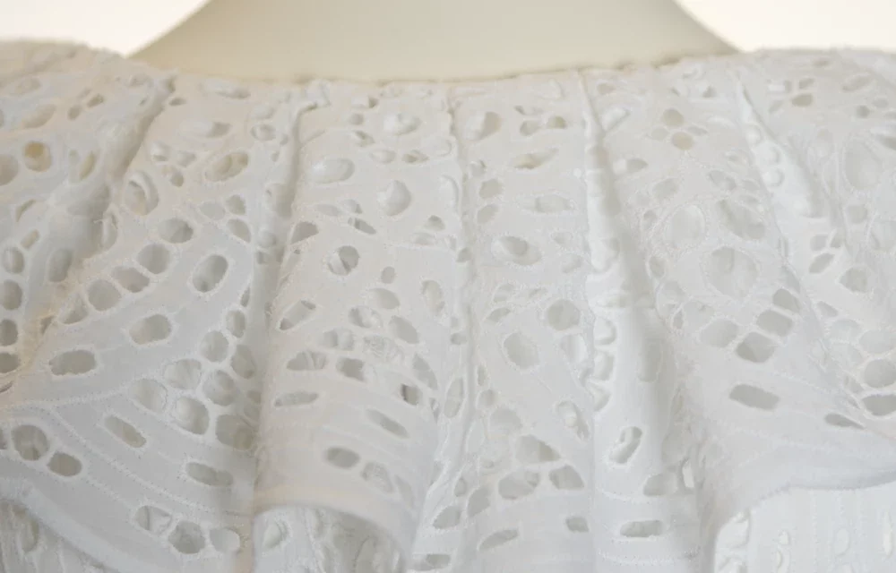 Maßgefertigtes Set aus Lochstickerei