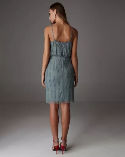 Robe rebrodée de perles et sequins, légère avec sa longueur midi