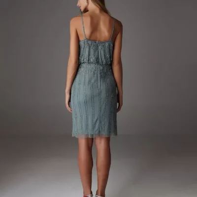 Robe rebrodée de perles et sequins, légère avec sa longueur midi