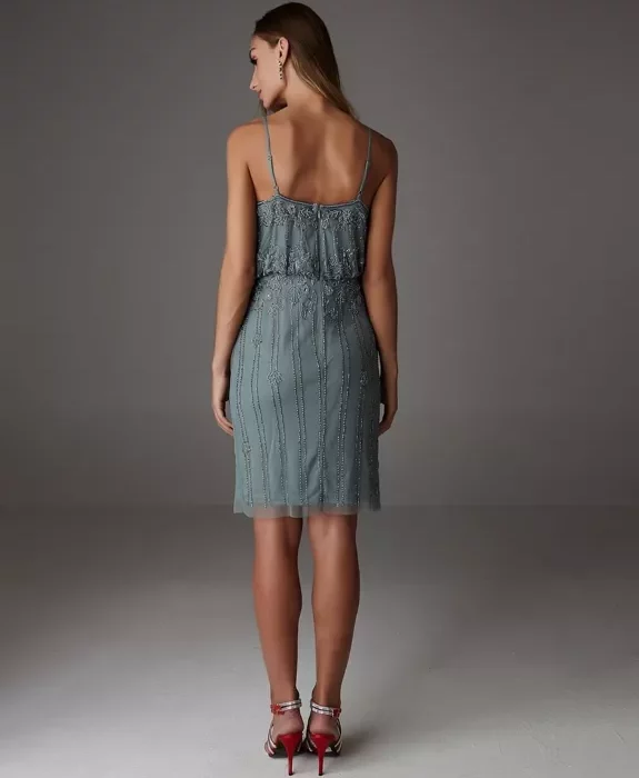 Robe rebrodée de perles et sequins, légère avec sa longueur midi