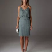 Robe rebrodée de perles et sequins, légère avec sa longueur midi