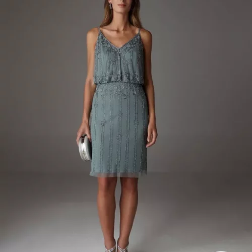 Das Kleid mit Perlen und Pailletten bestickt, leicht in seiner Midi-Länge