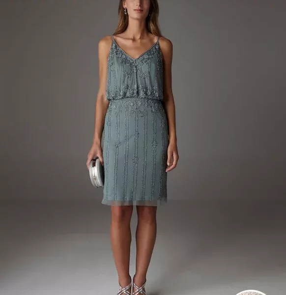 Robe rebrodée de perles et sequins, légère avec sa longueur midi