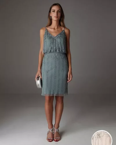 Robe rebrodée de perles et sequins, légère avec sa longueur midi