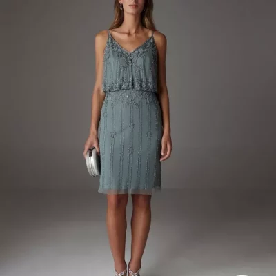 Robe rebrodée de perles et sequins, légère avec sa longueur midi