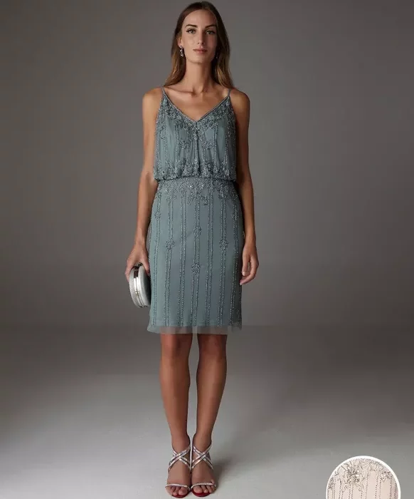 Robe rebrodée de perles et sequins, légère avec sa longueur midi