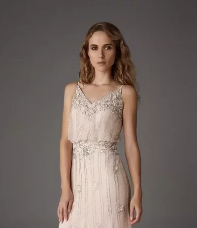 Robe longue bleu marine, rebrodée de perles avec motif feuillage sur tiges